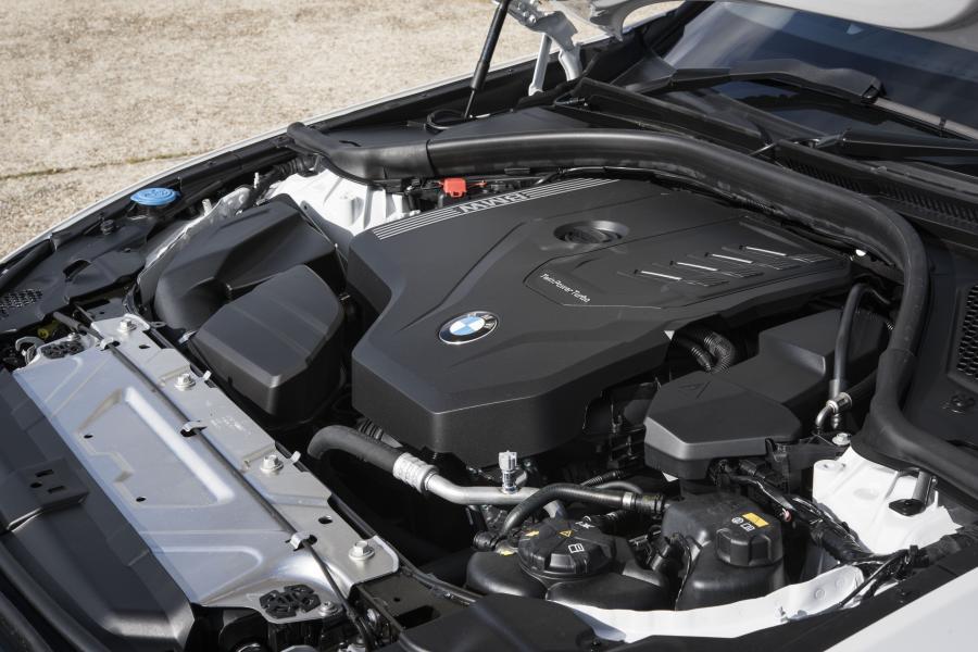 Моторный отсек BMW 330i Touring M Sport (G21) 2019 года  (UK) (фото 30 из 32)